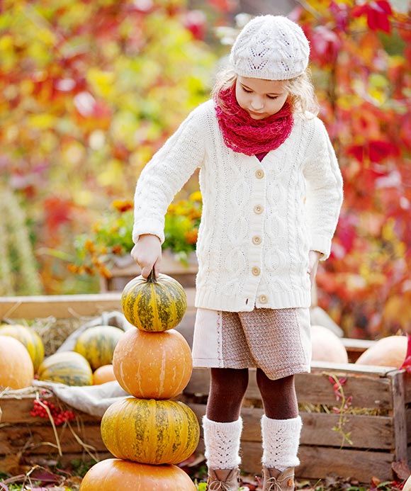 girl-fall-pumpkins κοριτσάκι με κολοκύθες σε φθινοπωρινό τοπίο