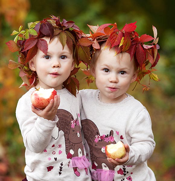 two-kids-fall-apple δύο παιδάκια με μήλα φθινόπωρο